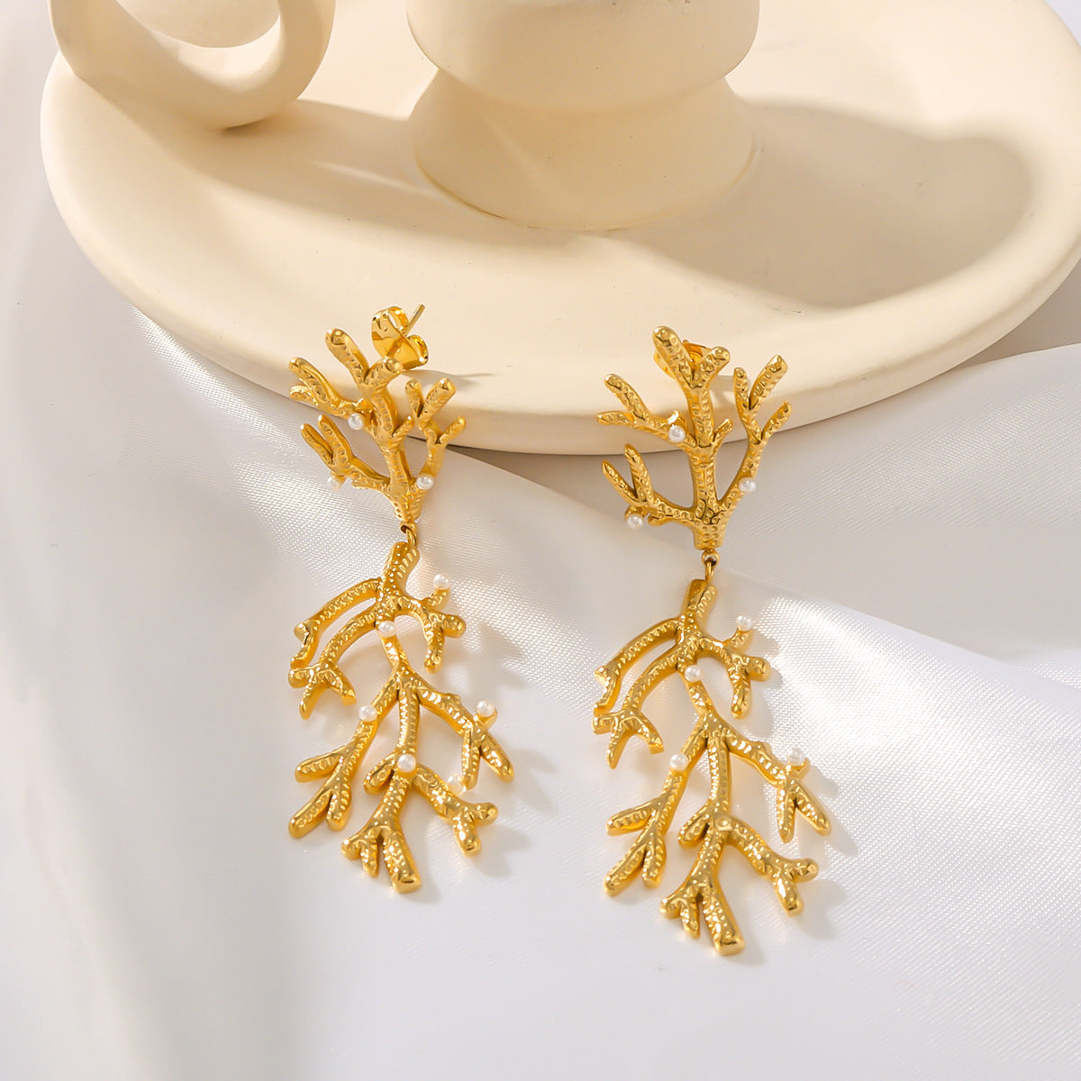 Orecchini pendenti da donna stile Ins a forma di corallo con placcatura in oro 18 carati in acciaio inossidabile e finitura effetto perla