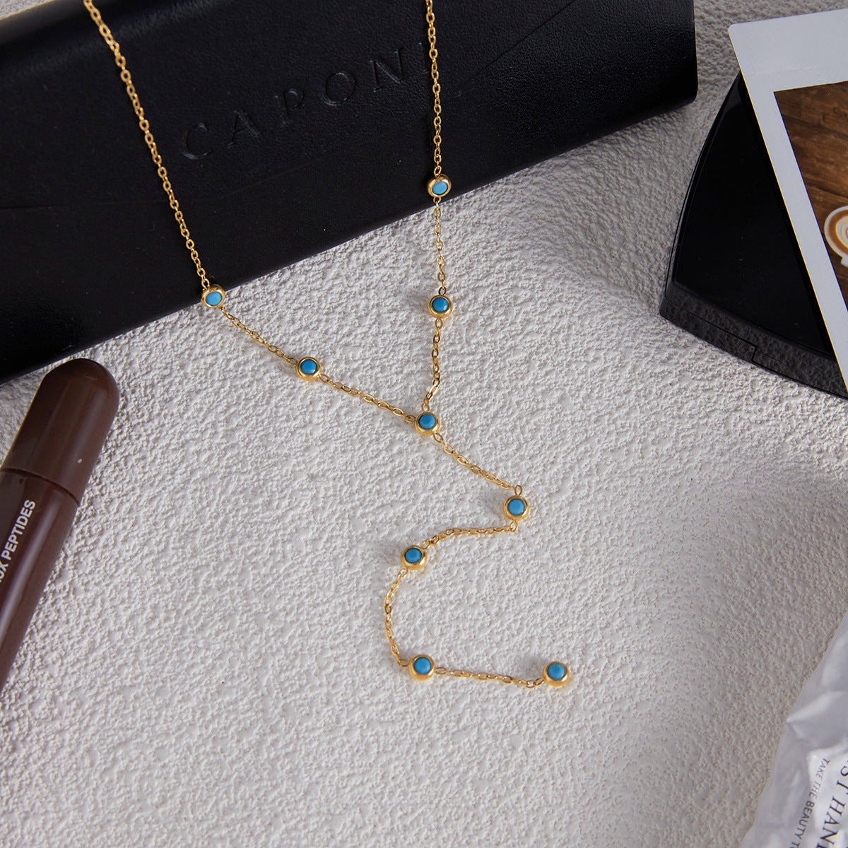 Collana con Pendente Geometrico Turchese da Donna in Acciaio al Titanio con Finitura Placcata su Catena a Y in Acciaio Inossidabile