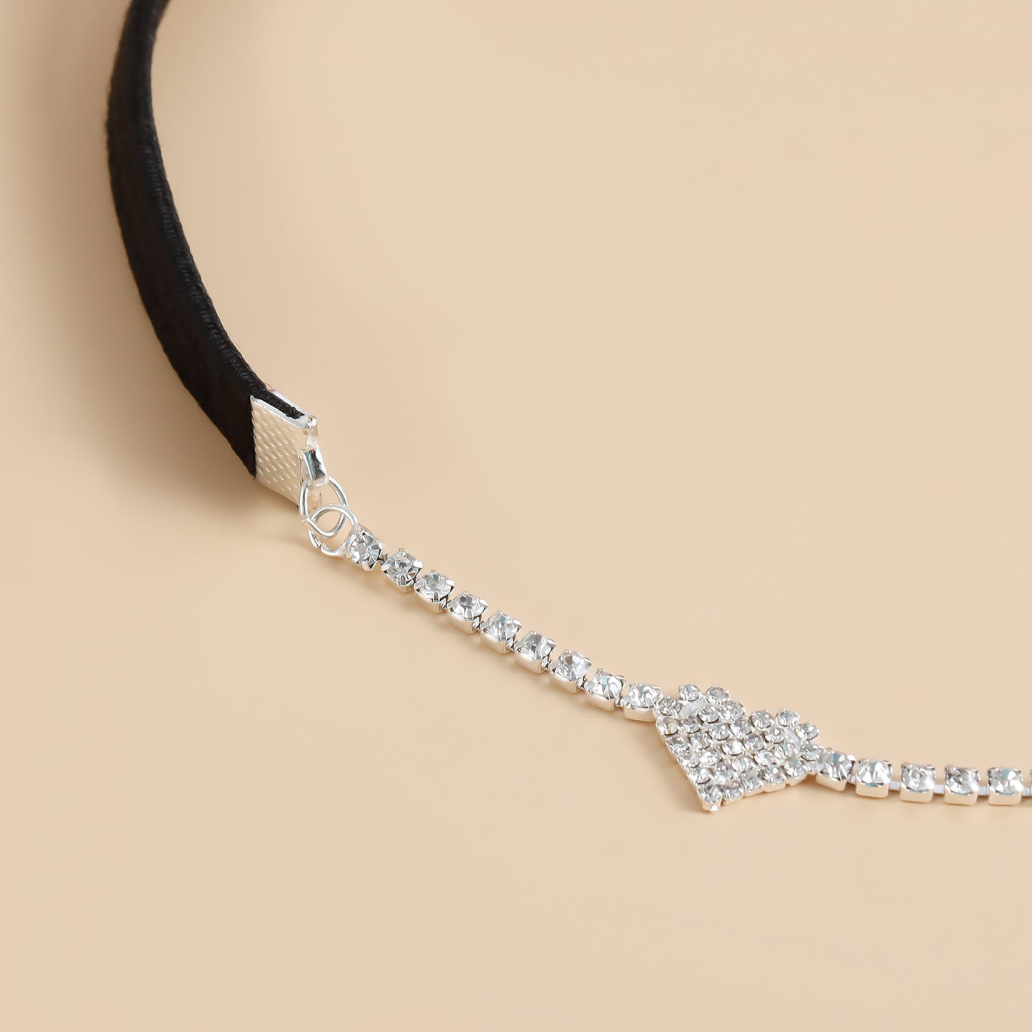 Elegante tobillera elástica negra con detalles de pedrería en forma de corazón para mujer, tobillera de aleación con diseño minimalista de lujo