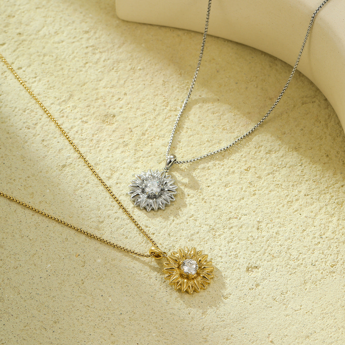 Elegante collar con colgante de girasol de acero inoxidable para mujer con incrustaciones de diamantes de imitación y baño de oro en cadena de serpiente
