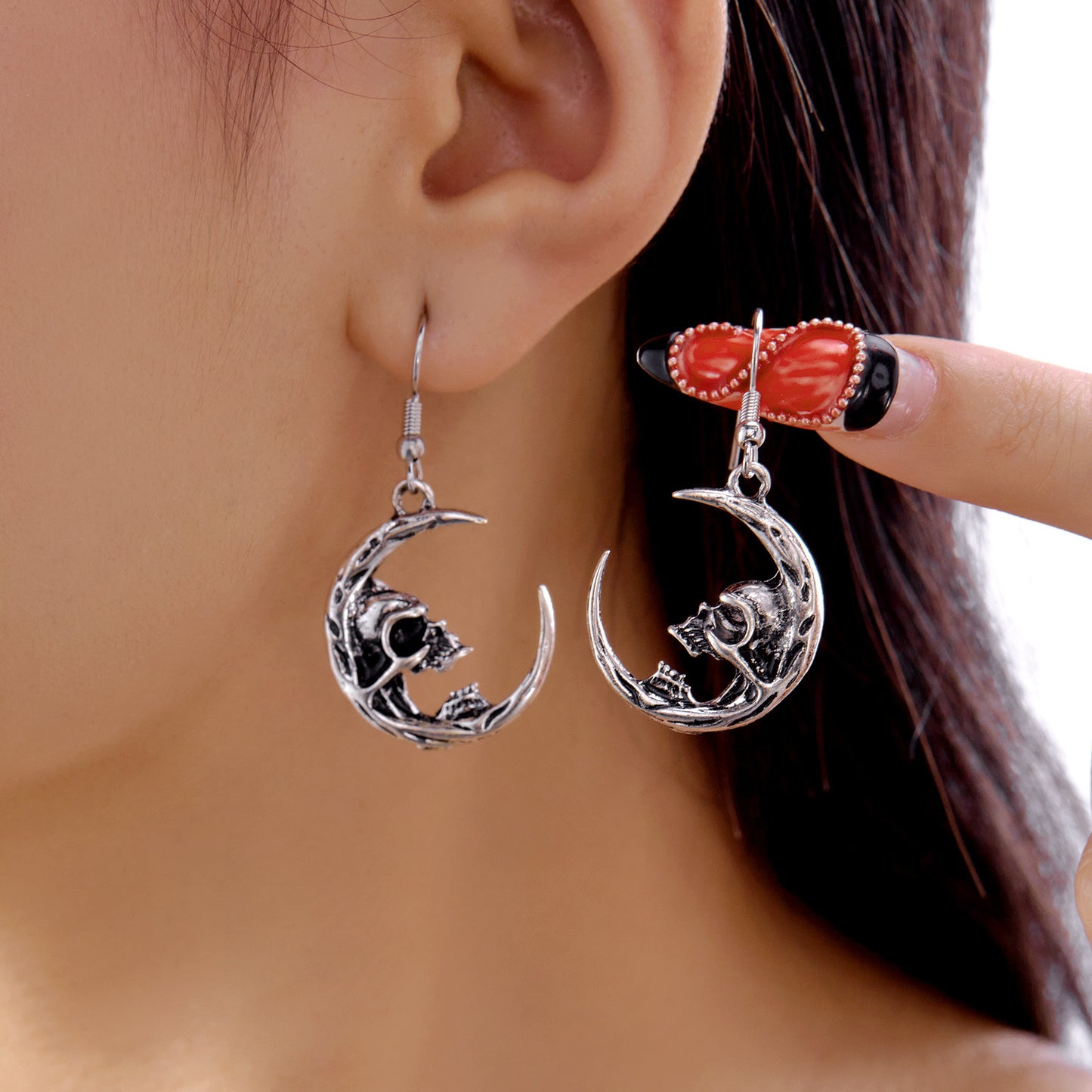 Pendientes colgantes estilo gótico oscuro con luna y esqueleto para mujer, con base de aleación y acabado galvanizado