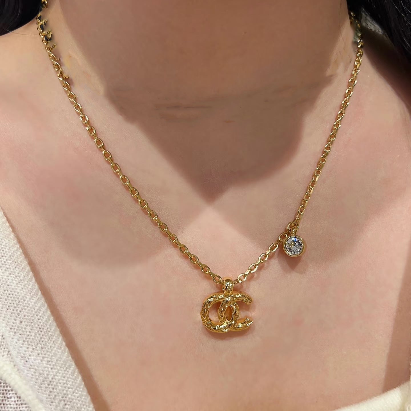 Collar con colgante de letra a cuadros de latón chapado en oro de lujo para mujer