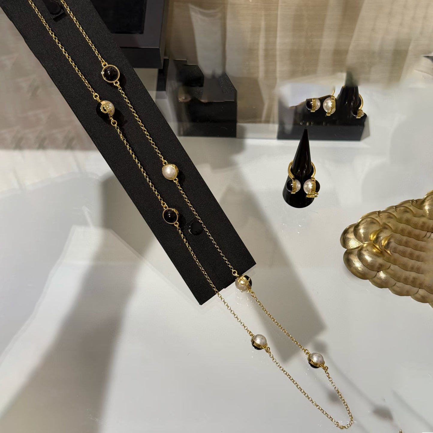 Collana da Donna con Lettera Placcata in Oro e Perle in Ottone Dolce