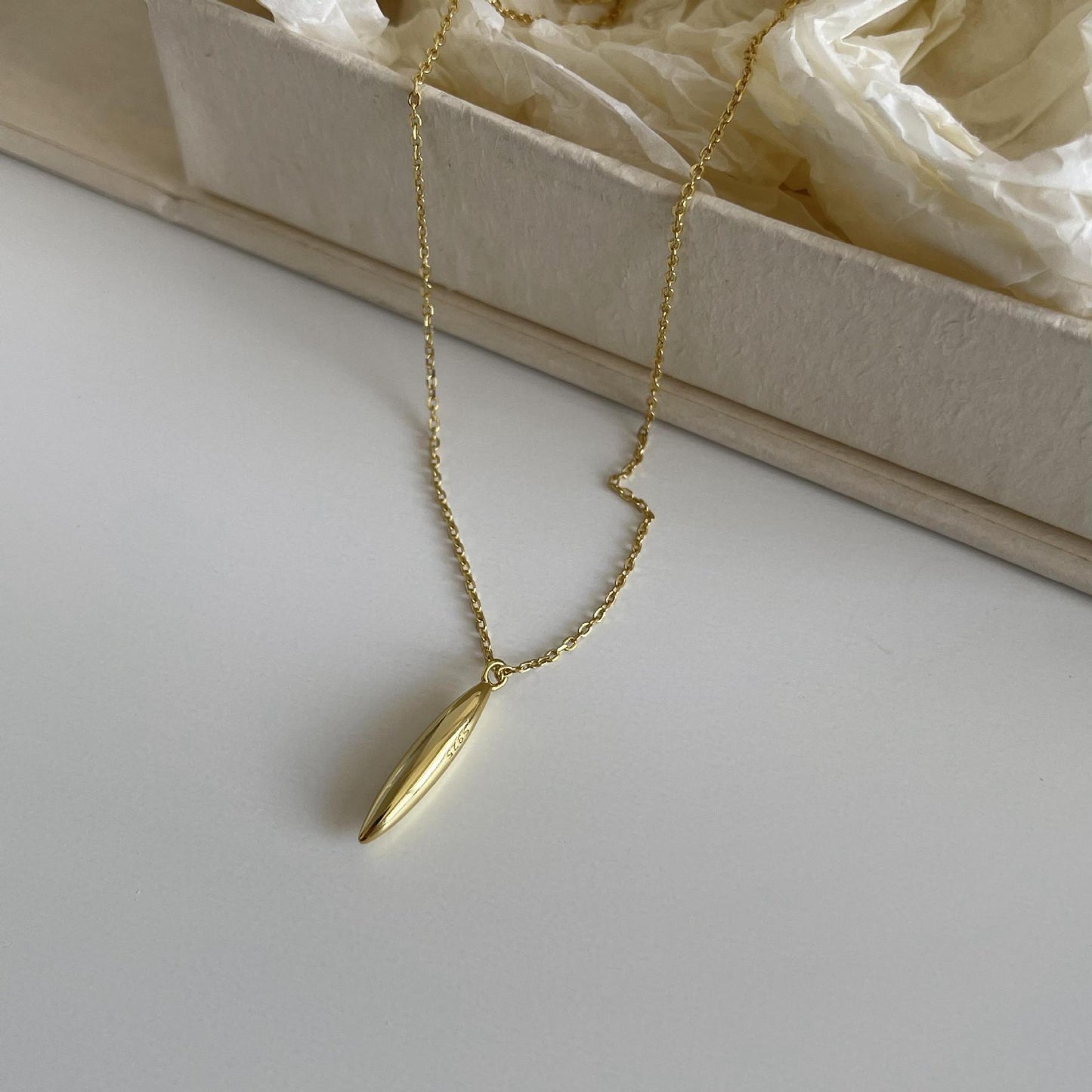 Collana Pendente Minimalista in Stile Naturale con Doppia Punta in Argento Sterling 925 Placcato Oro e Accento di Perla su Catena di Perline