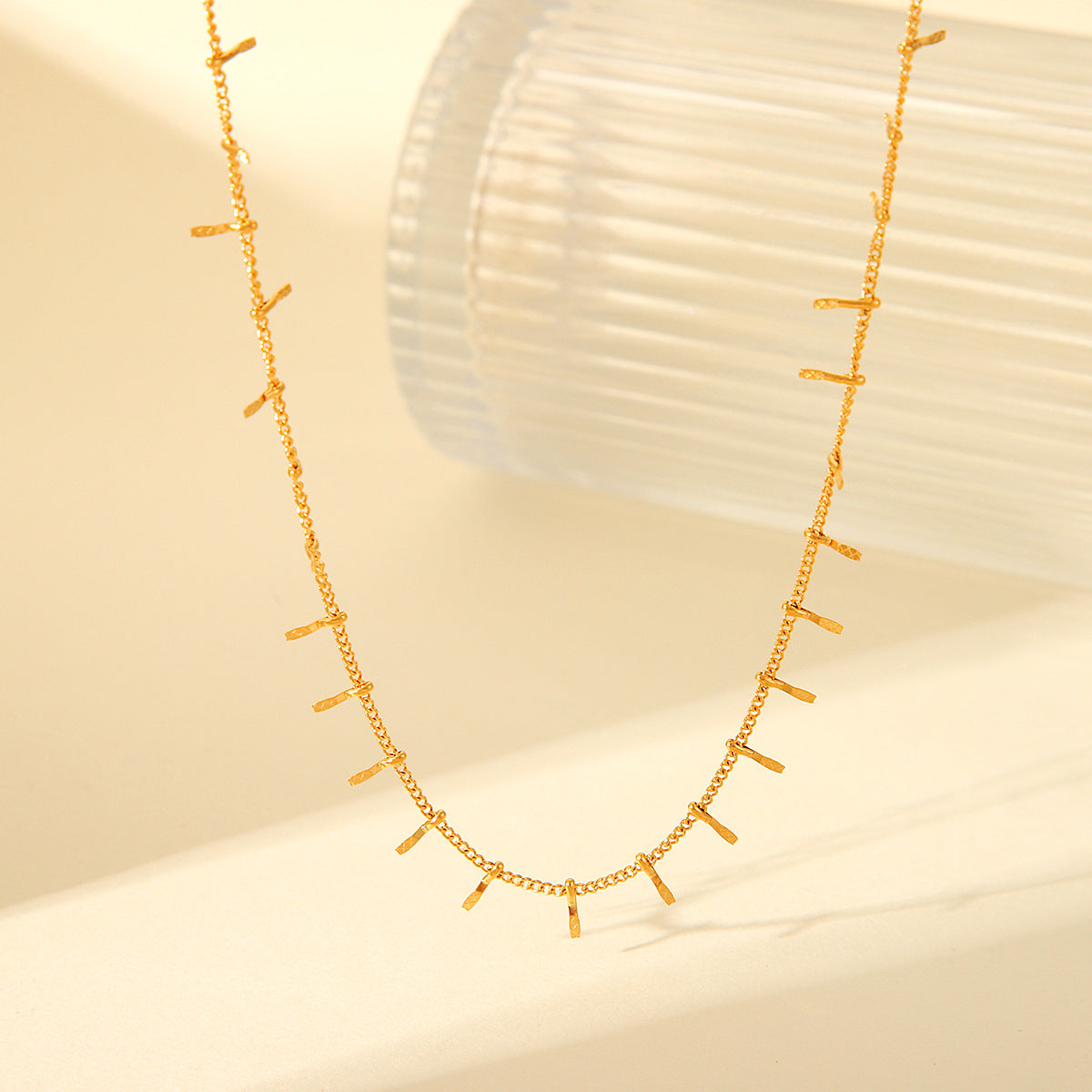 Collana Minimalista da Donna con Nappa a Onda in Acciaio Inossidabile Placcato Oro 18K