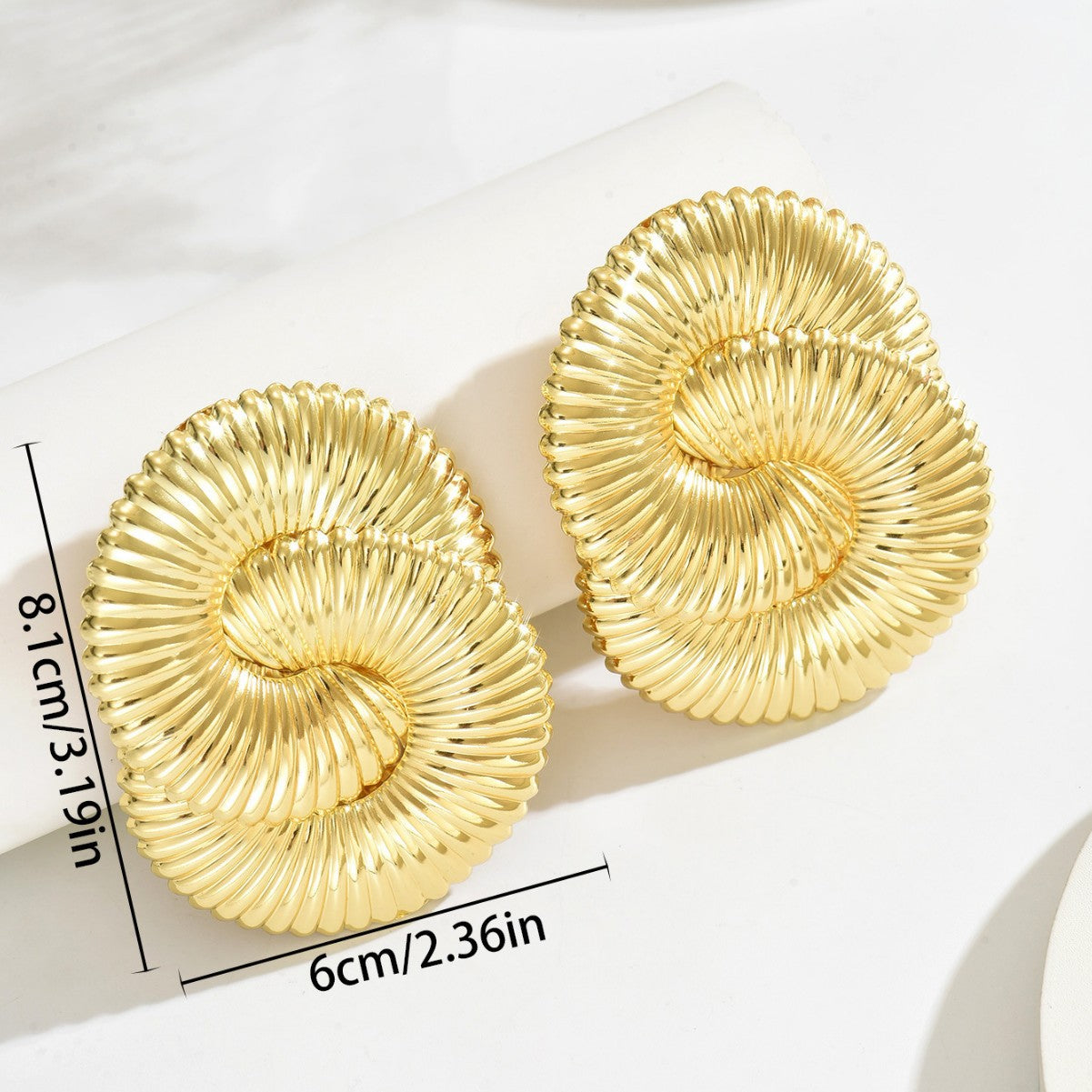 Pendientes geométricos de aleación de zinc galvanizados para mujer con diseño de textura curva atrevida y estilo chic minimalista