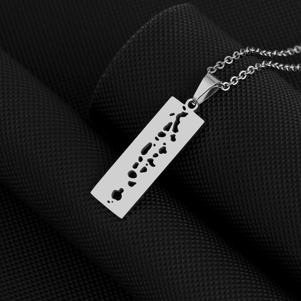 Collana con ciondolo a mappa etnica geometrica vintage in acciaio inossidabile con ciondolo in acciaio al titanio e finitura placcata su catena a O
