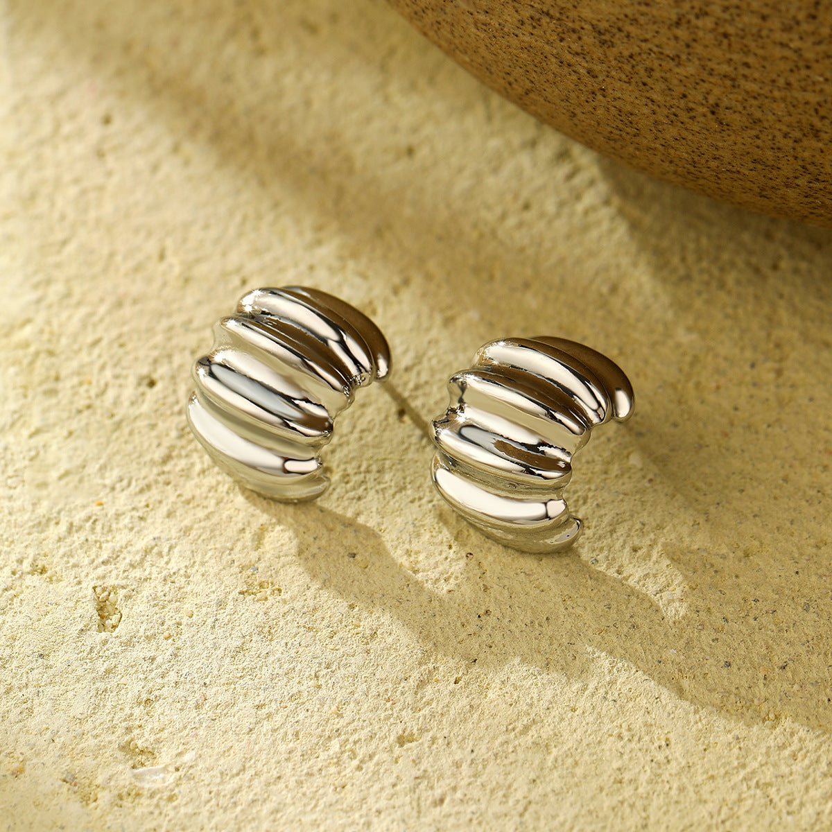 Pendientes de Acero de Titanio Irregular Plegados Minimalistas para Mujer con Acabado Chapado