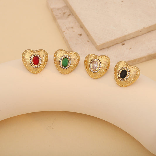 Pendientes de tuerca de acero de titanio con forma de corazón romántico vintage, acentos de circonita y acabado chapado