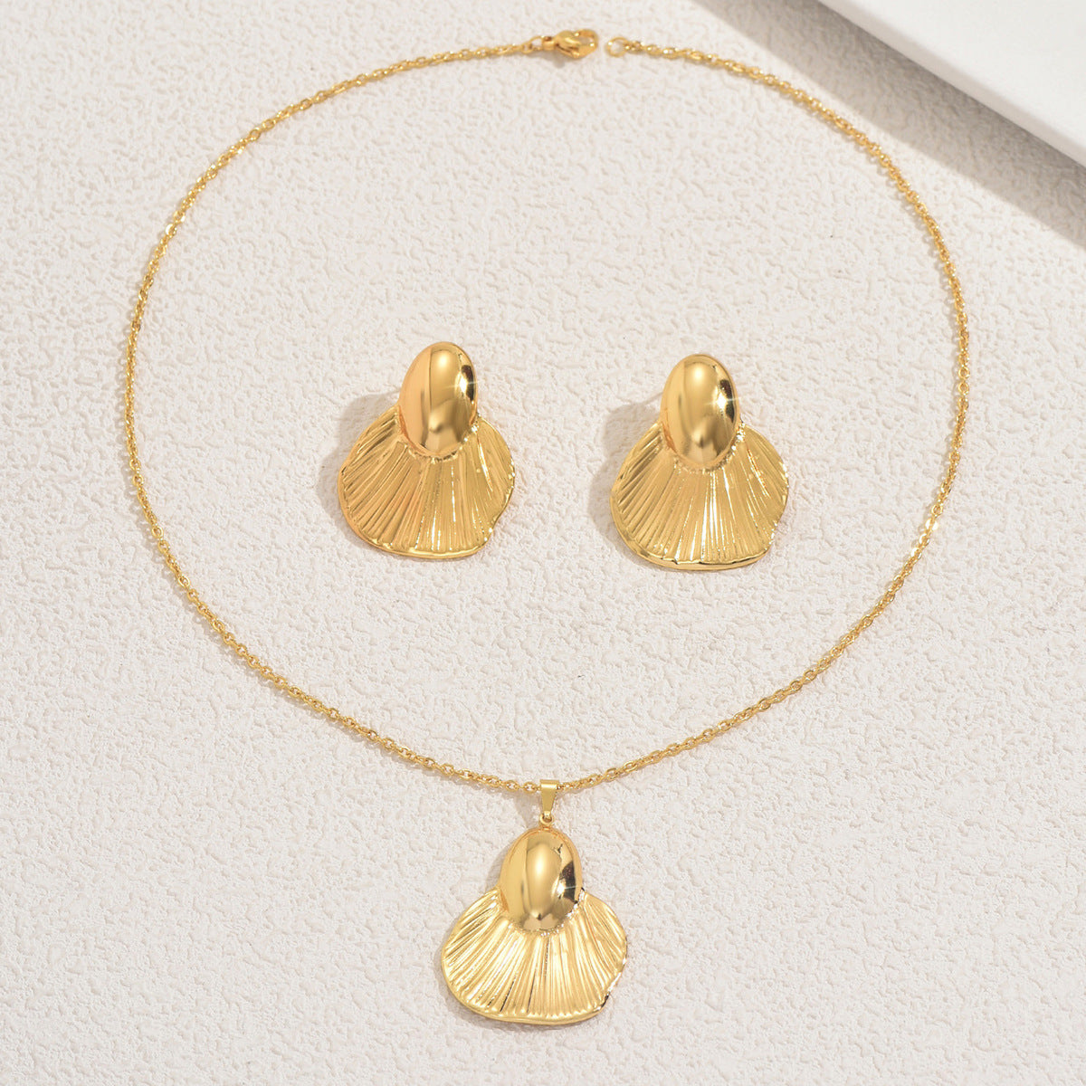 Set di collana e orecchini a pendente a cuore geometrico in lega con finitura placcata per donna