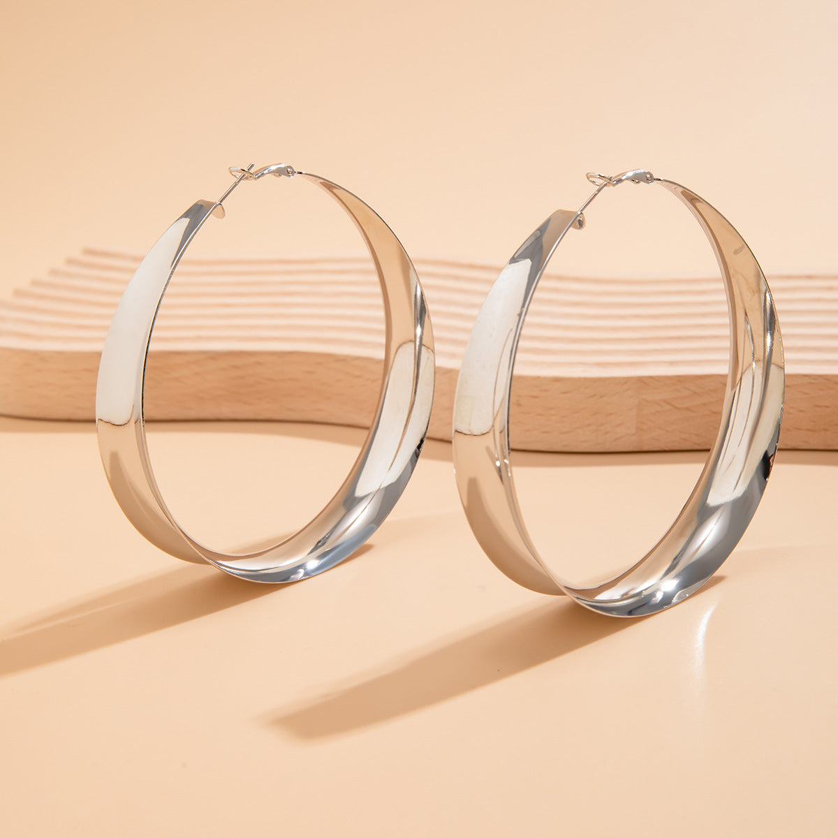 Orecchini a Cerchio Geometrici Grandi in Metallo da Donna con Finitura Lucida e Design Vuoto