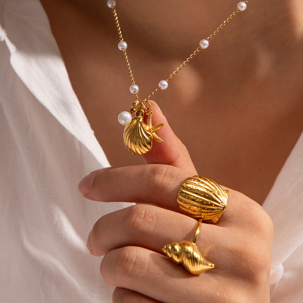 Collana minimalista con stella marina e conchiglia geometrica in acciaio inossidabile con ciondolo in acciaio al titanio e finitura placcata per donna