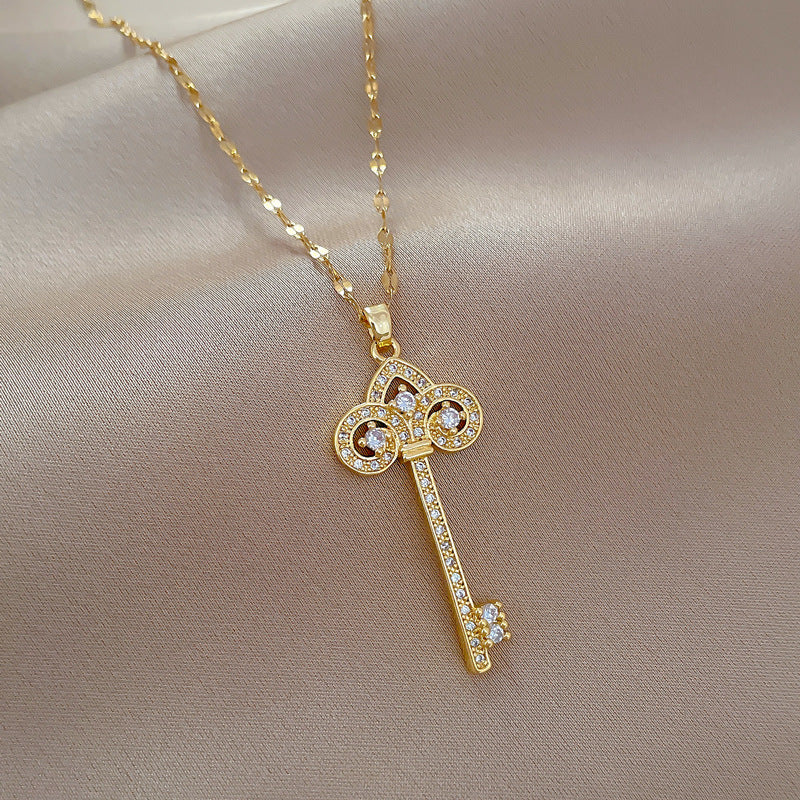 Collana con Pendente a Corona da Donna in Acciaio al Titanio di Lusso con Strass Intarsiati, Design Geometrico, Catena a Medaglione Regolabile