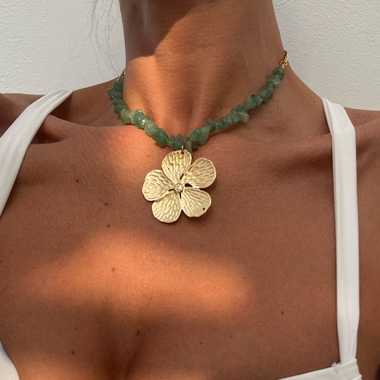Collana da donna bohémien con ciondolo floreale irregolare in lega placcata e strass