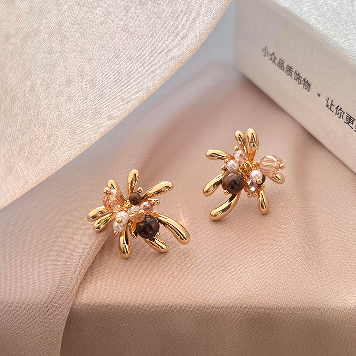 Pendientes de botón de acero chapado de estilo lujoso con perlas de imitación y detalles de ojo de tigre con diseño floral para mujer