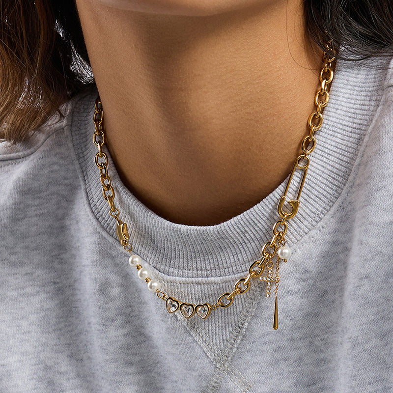 Collana con ciondolo geometrico a graffetta minimalista in acciaio inossidabile con finitura placcata per donna