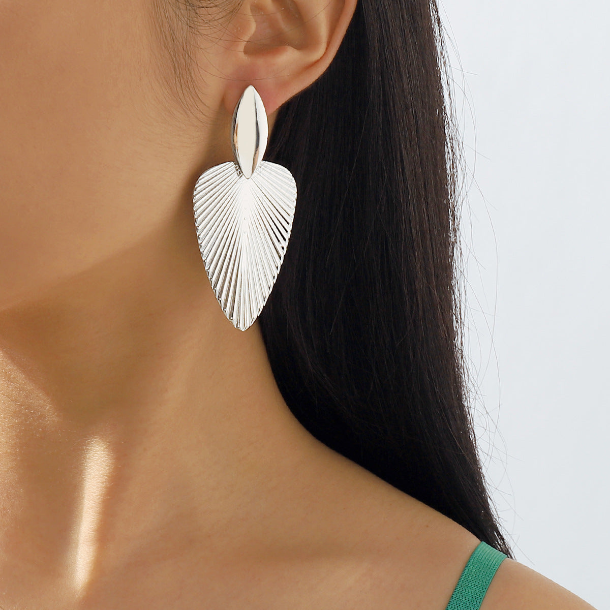 Orecchini pendenti da donna a forma di ventaglio geometrico con base in ferro e finitura galvanica, caratterizzati da texture a foglia e design a linee audaci