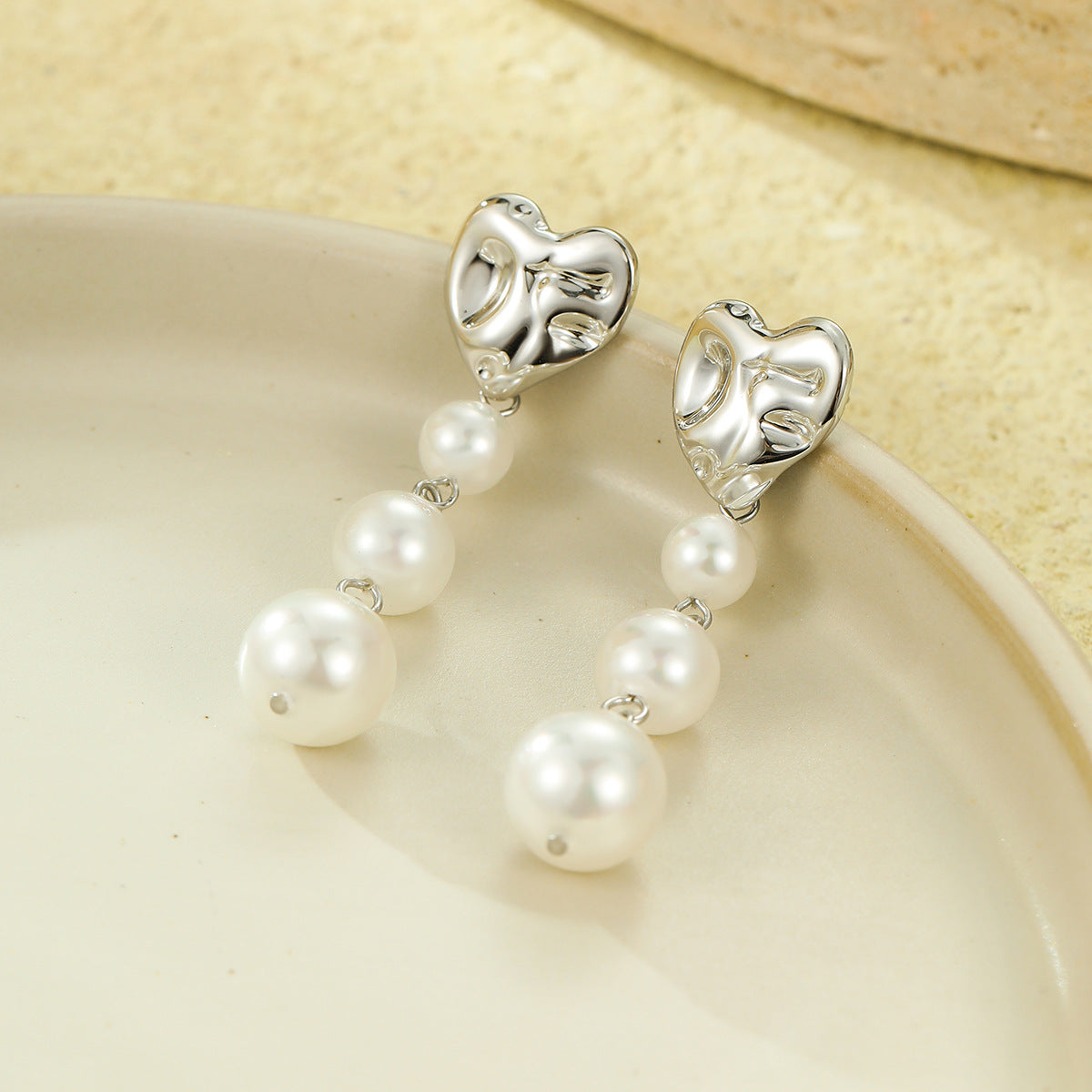 Pendientes colgantes con corazón arrugado de estilo vintage en acero de titanio con chapado en oro de 18 quilates y detalles de perlas