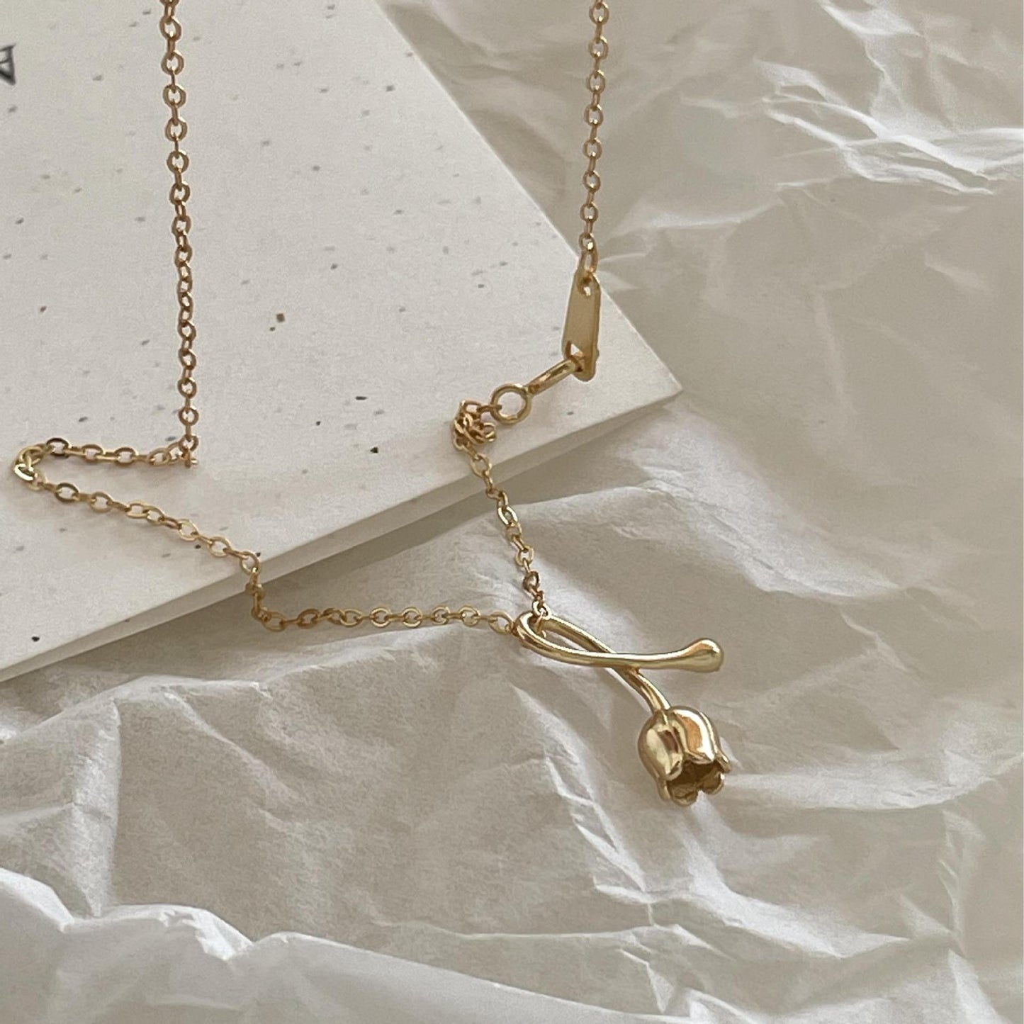 Collar Minimalista con Colgante de Orquídea de Plata de Ley 925 con Cadena Cruzada