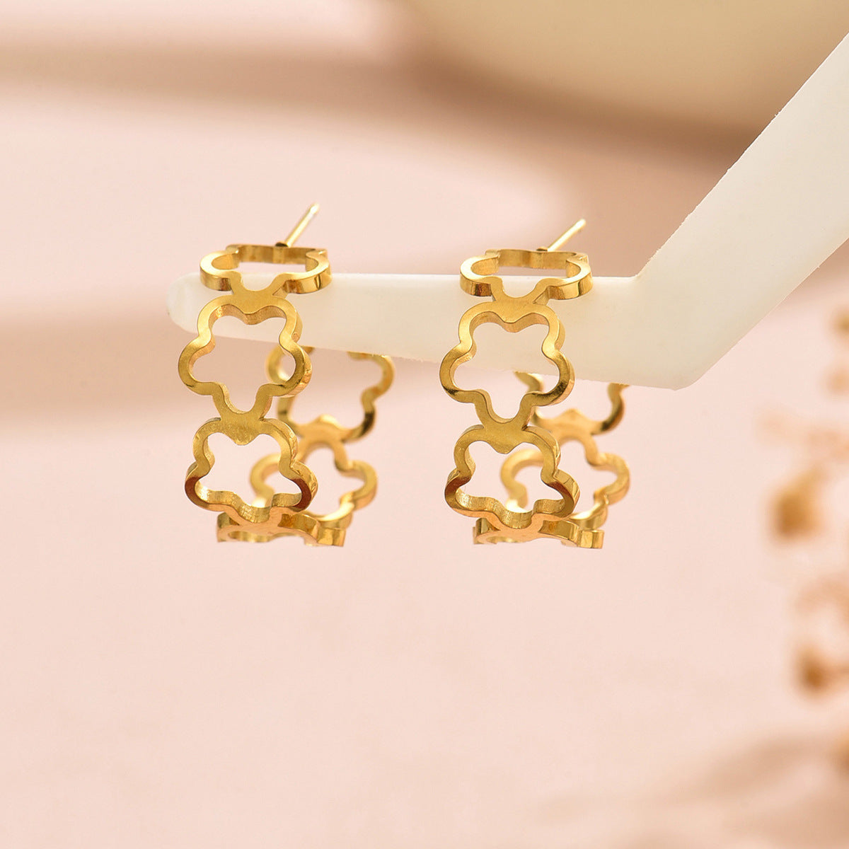 Eleganti Orecchini a Lobo con Quadrifoglio Intagliato e Motivo Floreale a Stella in Acciaio Inossidabile con Finitura PVD in Oro 18K da Donna