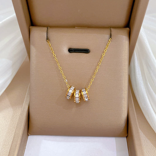 Collar con colgante minimalista de acero de titanio geométrico de triple aro con diamantes de imitación para unisex