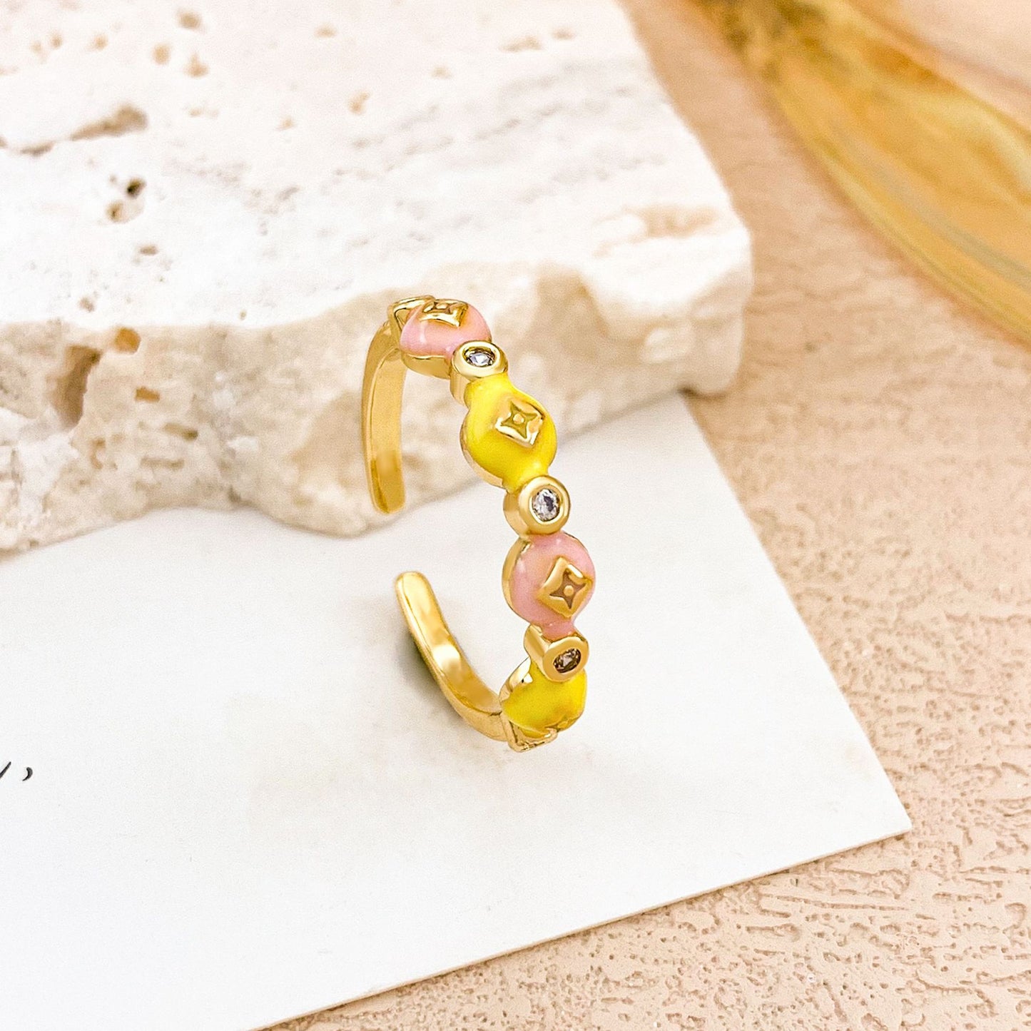 Anello in lega placcato oro con fiori a goccia smaltati per donna
