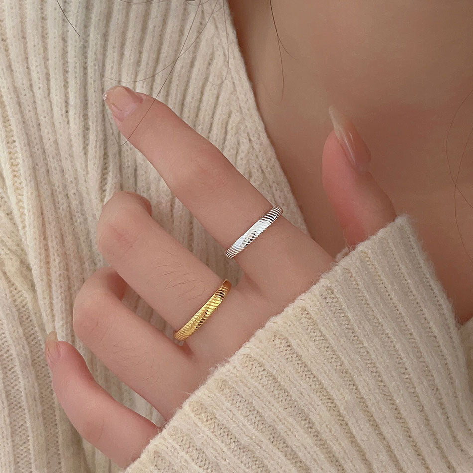 Anillo Minimalista de Plata de Ley 925 con Rayas para Mujer