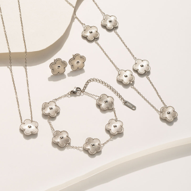 Parure Minimalista con Collana a Cinque Petali in Acciaio al Titanio con Design a Trifoglio Tagliato al Laser, Finitura Galvanizzata, Catena a O, per Donna