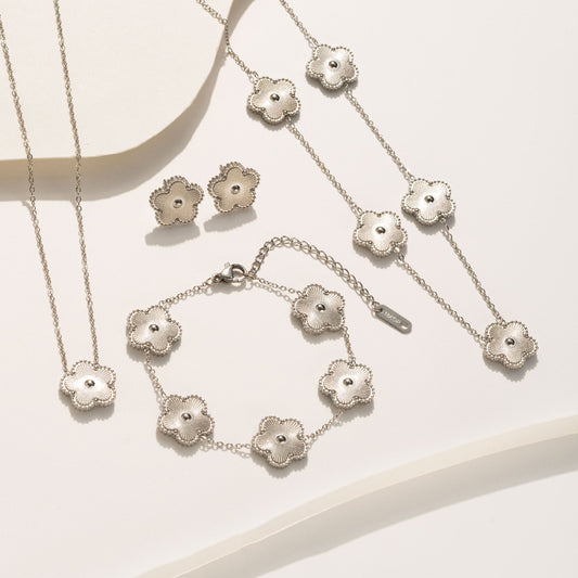 Conjunto de collar minimalista de flor de cinco pétalos engastado en acero de titanio con diseño de trébol cortado con láser, acabado galvanizado, cadena tipo O, para mujer