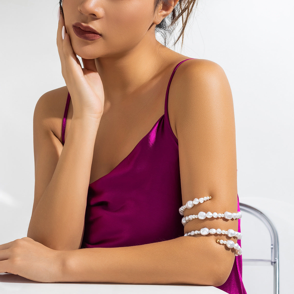 Pulsera de brazalete rústica minimalista con cuentas de resina irregulares para mujer con acabado chapado