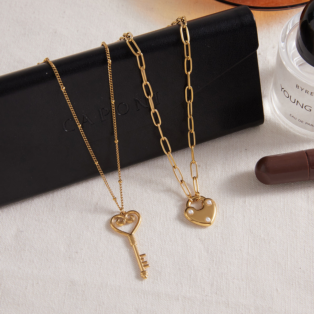Collana da donna con ciondolo a cuore minimalista in acciaio al titanio con placcatura in oro PVD sottovuoto