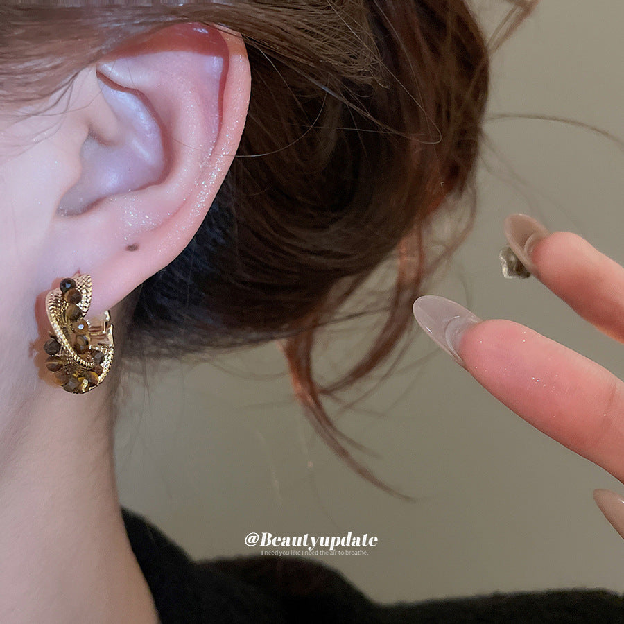 Orecchini a clip in acciaio al titanio stile retrò con intarsio in occhio di tigre, a forma geometrica triangolare intrecciata per donna