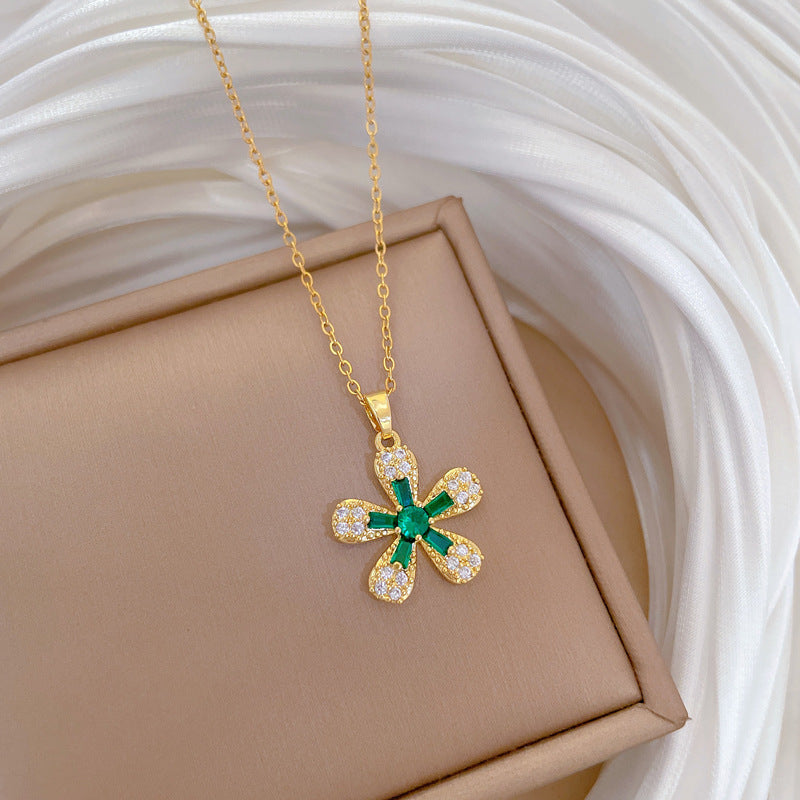 Elegante collana a pendente con fiore a cinque petali per donna, con intarsio completo di strass su catena in acciaio al titanio