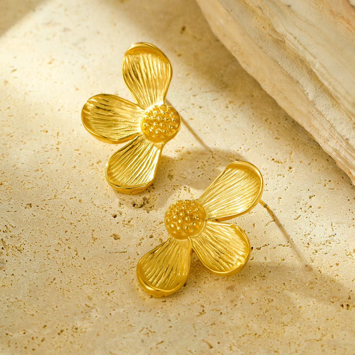 Orecchini a Petalo alla Moda Minimalisti in Acciaio al Titanio Placcati Oro 18K da Donna