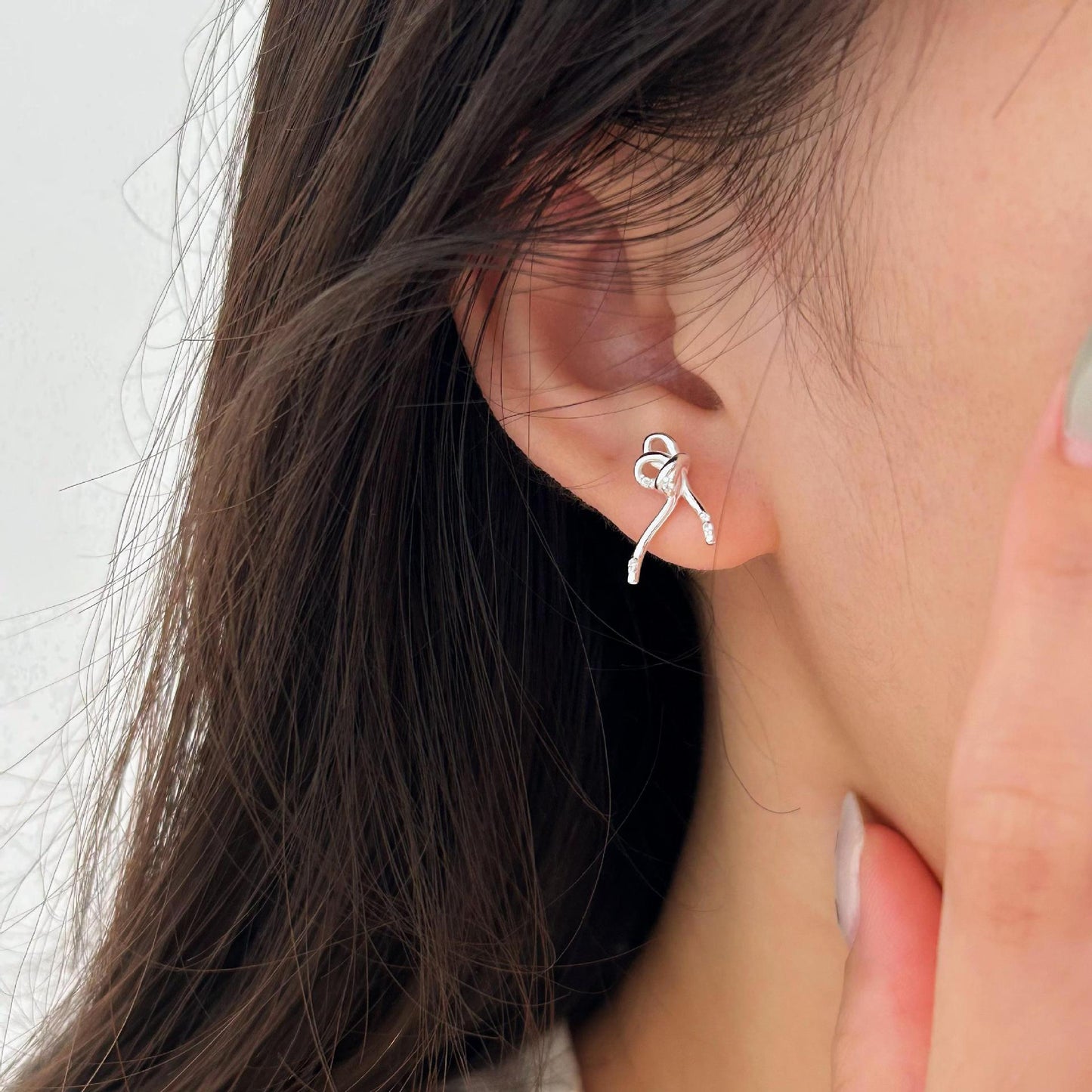 Orecchini a perno minimalisti a forma di fiocco in argento sterling 925 con intarsio di strass, stile dolce e fresco