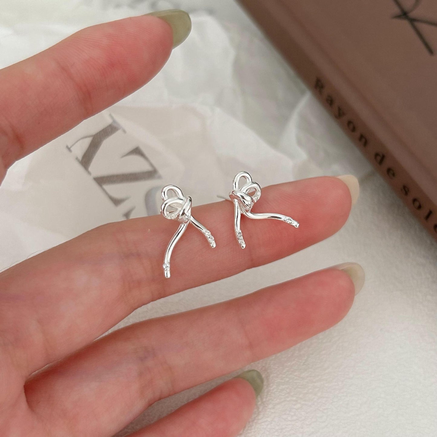 Orecchini a perno minimalisti a forma di fiocco in argento sterling 925 con intarsio di strass, stile dolce e fresco