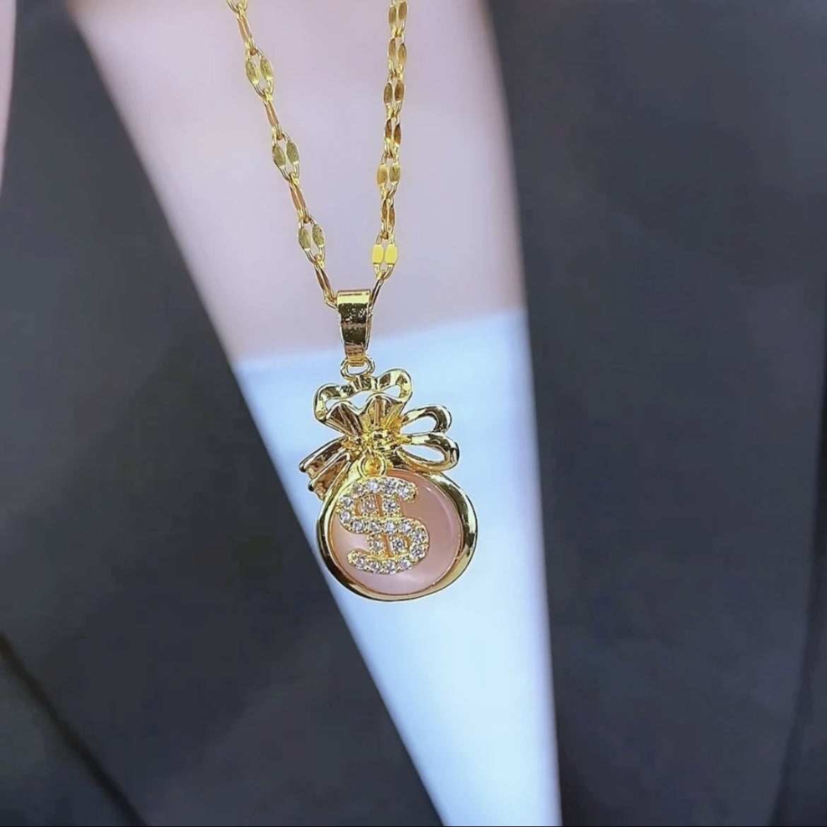 Collana con ciondolo a sacchetto irregolare a occhio di gatto in acciaio al titanio placcato oro 18 carati dal design originale, catena a O per donna