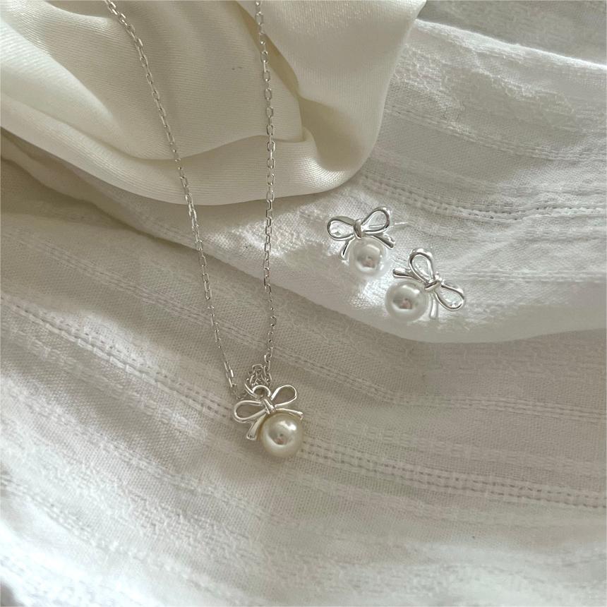 Minimalist Bowknot Pearl Necklace in 925 Sterling Silver with Geometric Design and Rhodium Plating