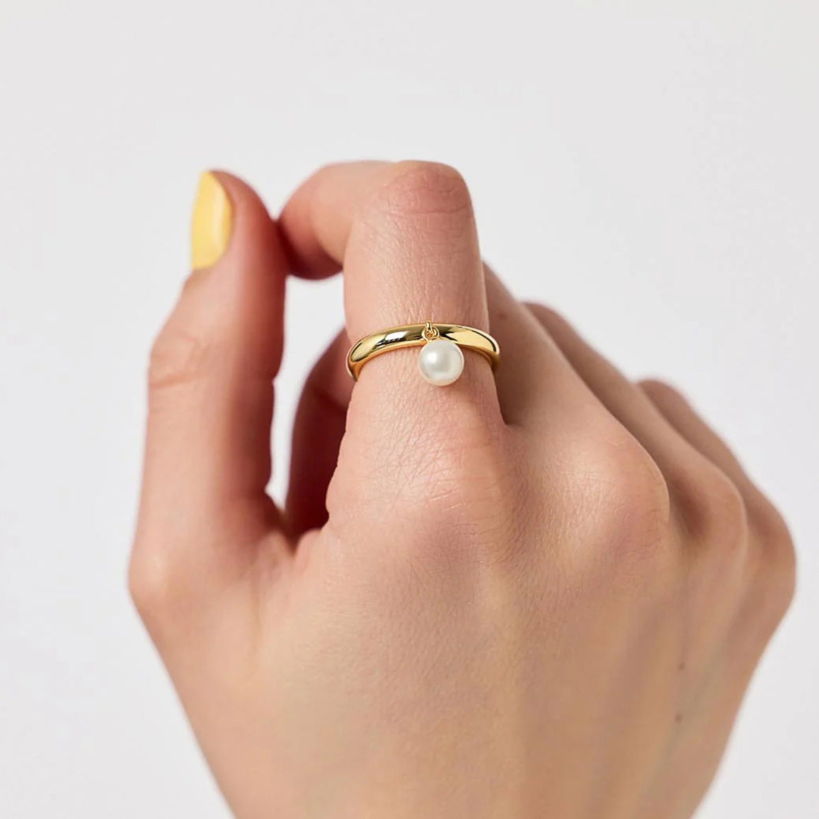 Anello geometrico minimalista in acciaio inossidabile con intarsio di perle da donna, accessorio di lusso elettroplaccato alla moda
