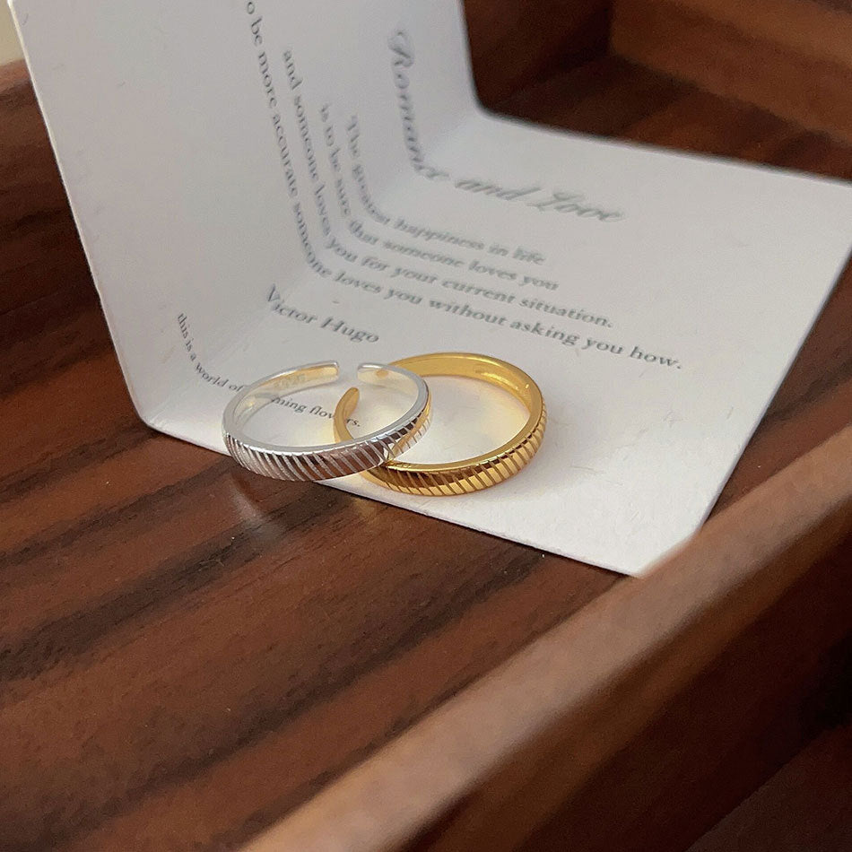 Anillo Minimalista de Plata de Ley 925 con Rayas para Mujer