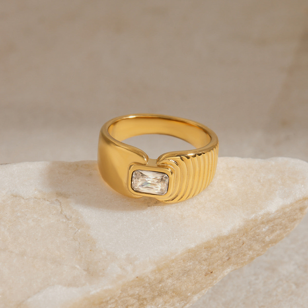 Anello Geometrico da Donna in Acciaio Inox Placcato con Intarsio di Zirconi, Accessorio di Moda Minimalista