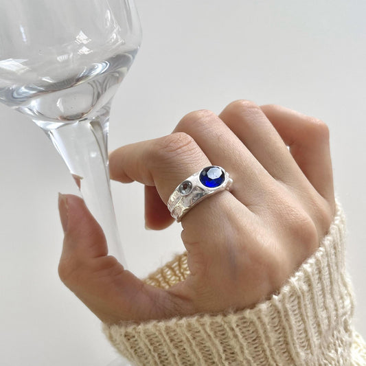 Anillo minimalista de plata de ley 925 con forma geométrica irregular y acento de circonita azul