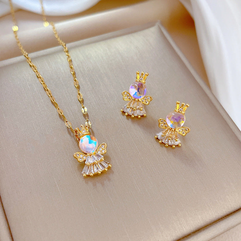 Elegante set collana con ciondolo angelo Aurora e orecchini in acciaio al titanio con design geometrico e finitura placcata da donna