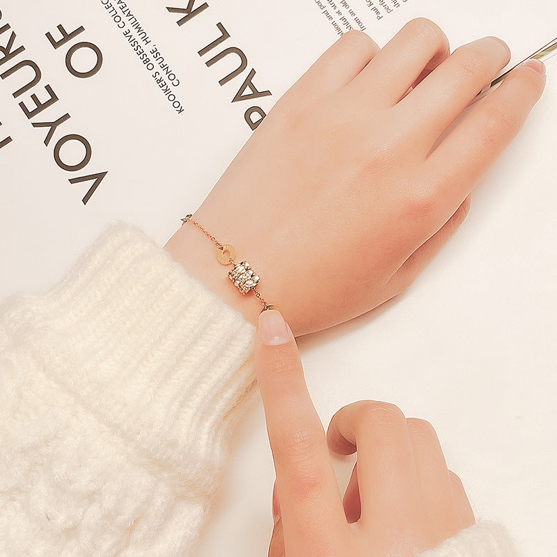 Bracciale Minimalista Geometrico Placcato in Acciaio al Titanio per Donne con Design Elegante per la Vita