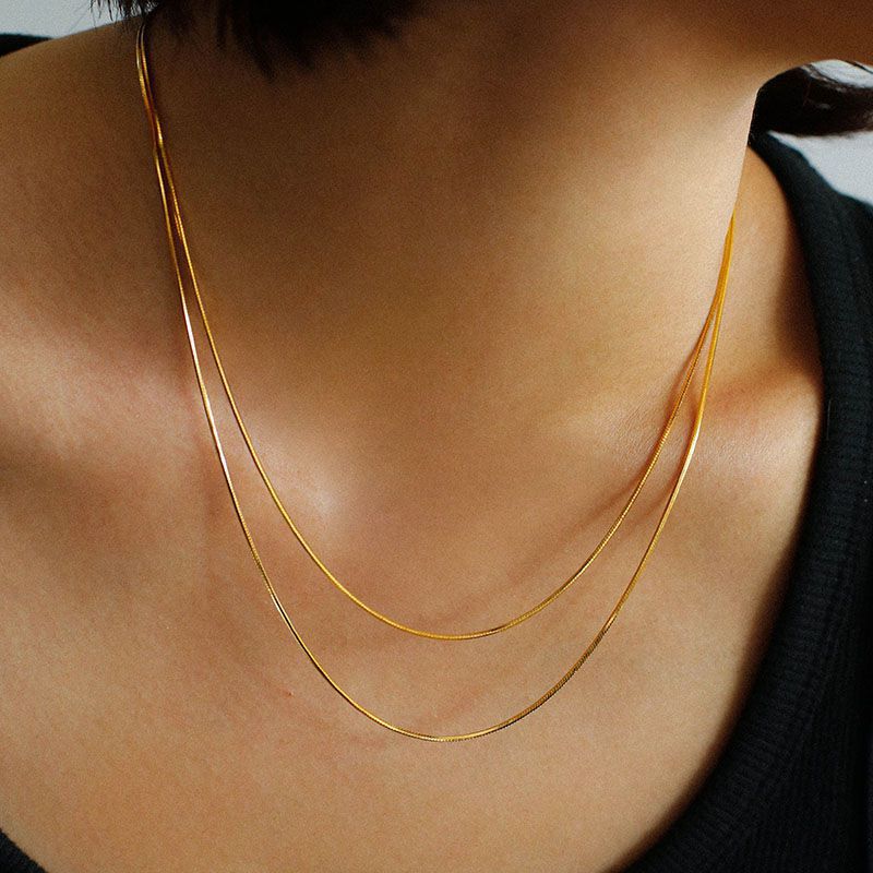 Collar Minimalista de Cadena de Serpiente de Acero Inoxidable en Capas para Hombres y Mujeres con Diseño en Forma de U y Acabado Bañado