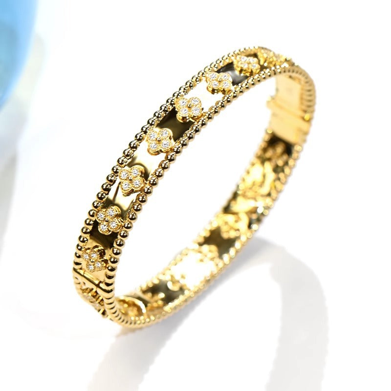 Bracciale Originale in Acciaio al Titanio Massiccio con Trifoglio Geometrico Ovale Portafortuna e Finitura Galvanica