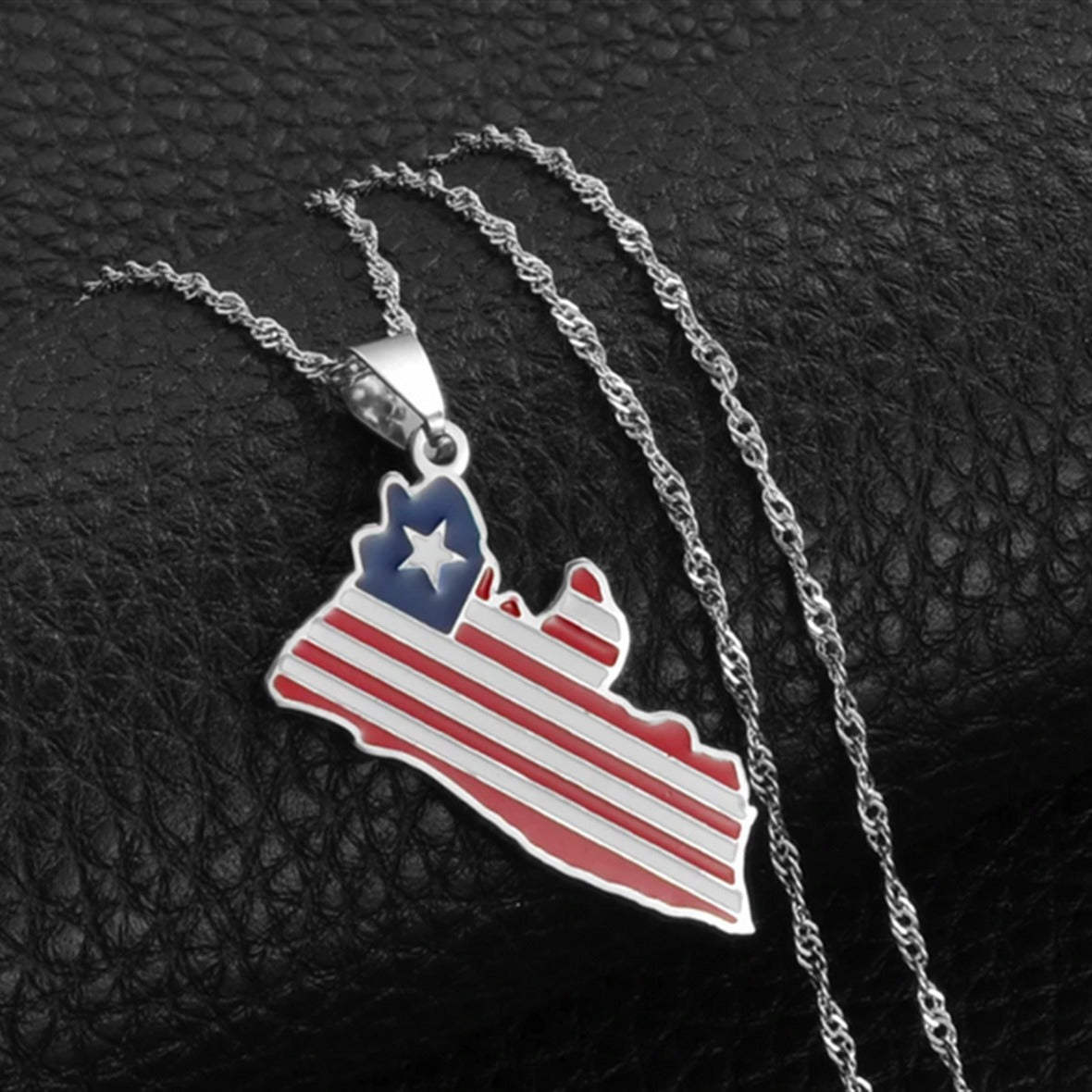 Collar con colgante minimalista con el mapa geométrico de Liberia en acero inoxidable con dije de acero de titanio y acabado galvanizado unisex