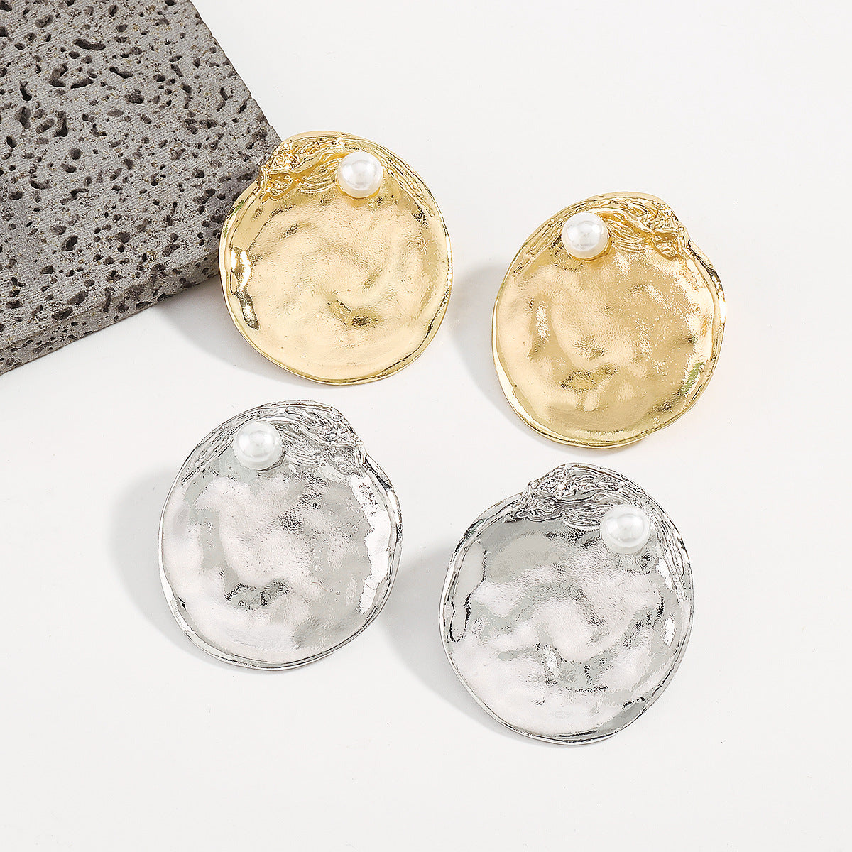 Aretes llamativos geométricos redondos, estilo dulce y atrevido, de aleación con acabado perlado y postes de acero inoxidable galvanizado para mujer