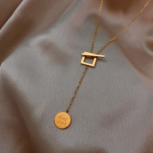 Collana girocollo a catena a O da donna con ciondolo a forma di lettera in acciaio al titanio minimalista con finitura placcata