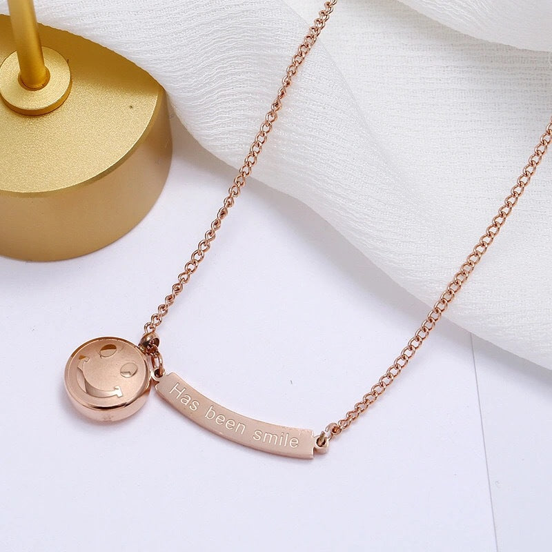 Collana Pendente Faccina Sorridente Minimalista per Uomo e Donna in Acciaio al Titanio con Finitura Placcata